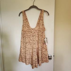 Known Supply Ivy Romper Size S, Light peach floral